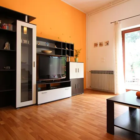 Ema In Ruhiger Lage Mit Parkplatz Im Hof Apartment Porec