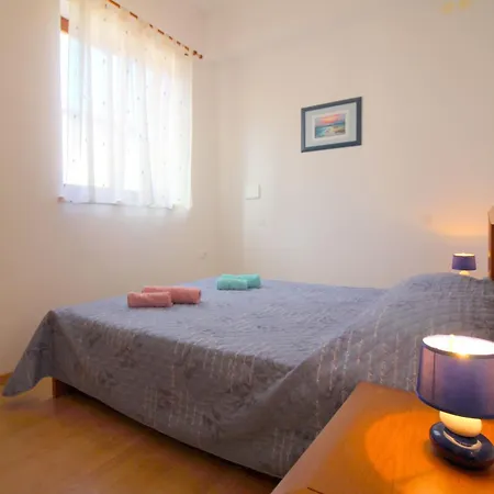 Ema In Ruhiger Lage Mit Parkplatz Im Hof Apartment Porec
