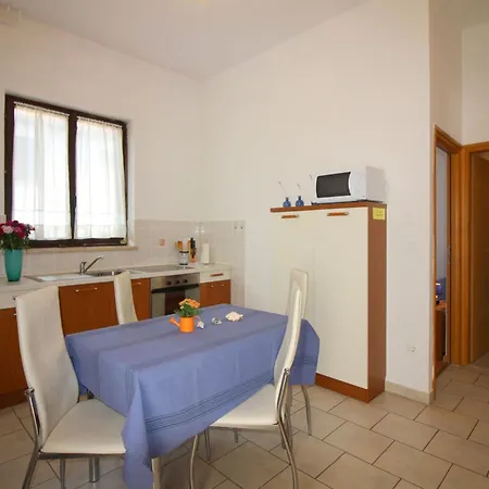 Apartment Ema In Ruhiger Lage Mit Parkplatz Im Hof Porec