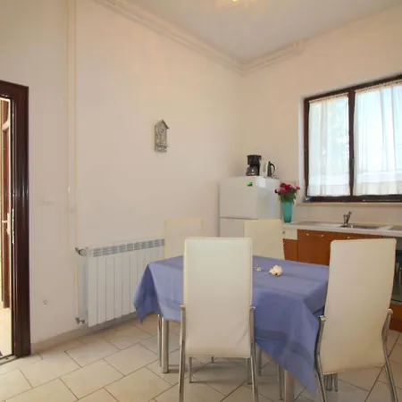 Ema In Ruhiger Lage Mit Parkplatz Im Hof Apartment